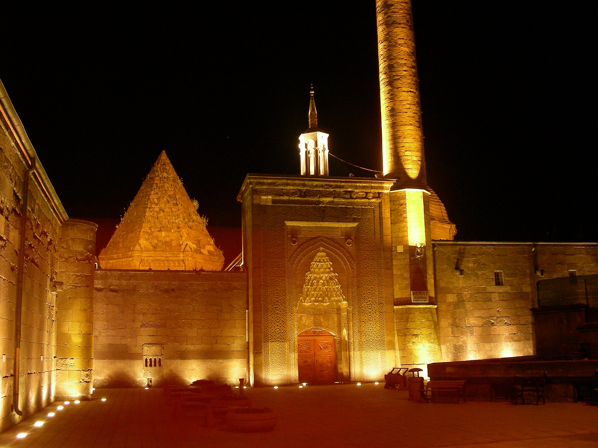 Hunat Hatun Külliyesi